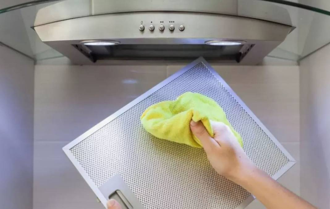 Aspiratörlerdeki yağ lekelerini söküp atıyor! Kaynayan suya 2 şişe eklemeniz yeterli… - Resim: 11